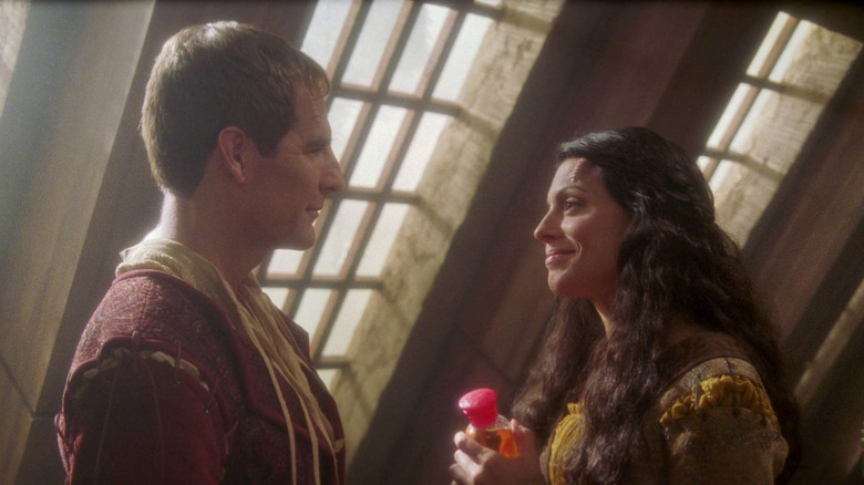 Jonathan Archer (Scott Bakula) smiles with Riann (Diane DiLascio) by a sunny window in Star Trek: Enterprise