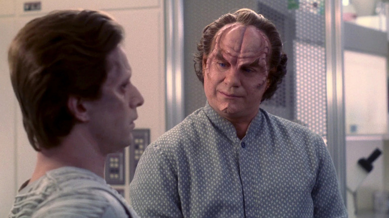 Phlox (John Billingsley) examines a Valakian (Christopher Rydell) in Star Trek: Enterprise