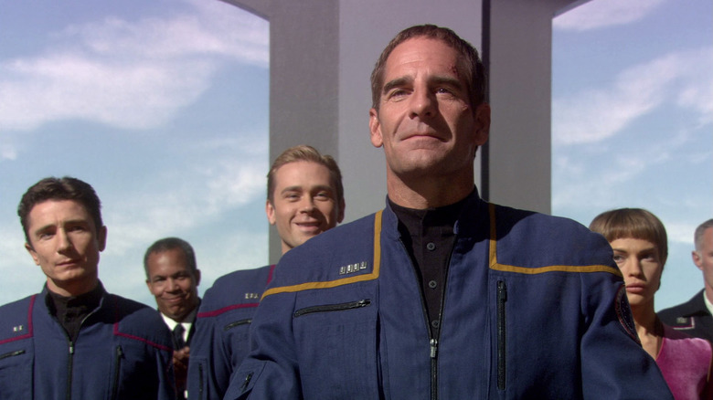 Jonathan Archer (Scott Bakula) stands proudly in front of his senior officers in Star Trek: Enterprise