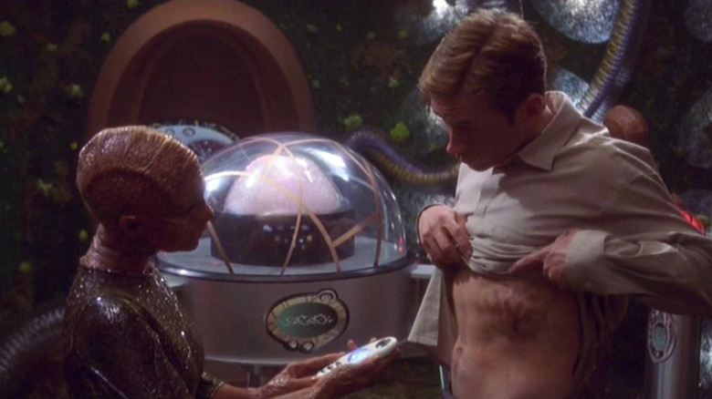 Trip Tucker (Connor Trinneer) shows a rash to Ah'Len (Julianne Christie) in Star Trek: Enterprise