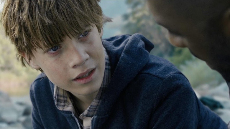 Jake Chambers (Tom Taylor) confides with Roland Deschain (Idris Elba) in The Dark Tower