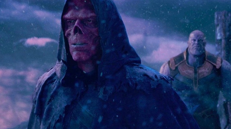 Red Skull (Ross Marquand) talking to Thanos (Josh Brolin) in Avengers: Infinity War