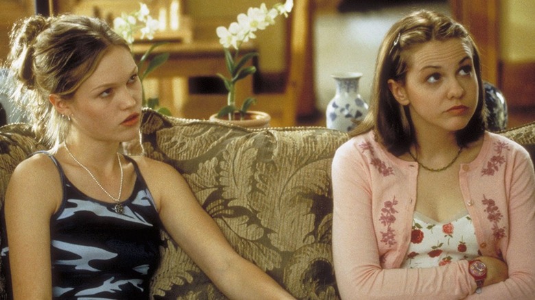 Julia Stiles Larisa Oleynik on couch