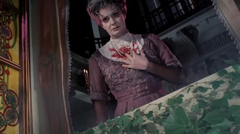 lisa and the devil woman clutches bloody collar