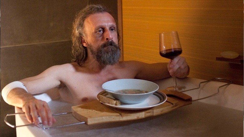 Jan Bijvoet drinks wine in bath in Borgman
