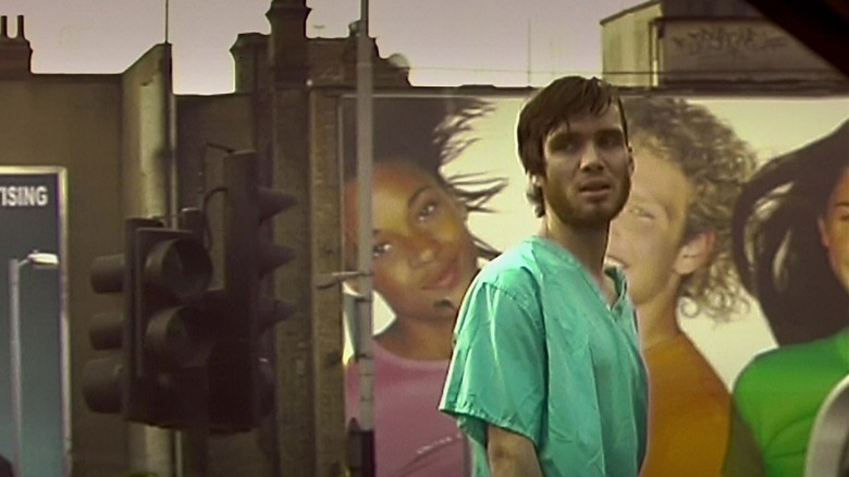 Jim wanders through deserted London 28 days later