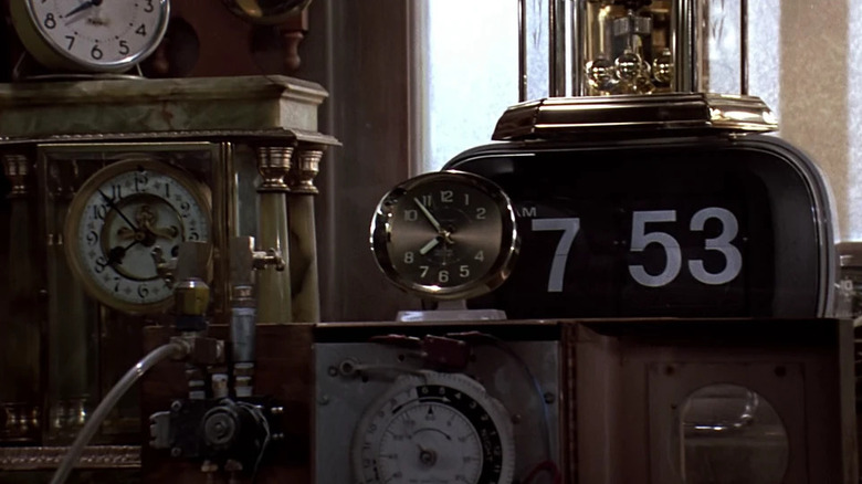 Varios despertadores en el garaje de Doc Brown en Regreso al futuro