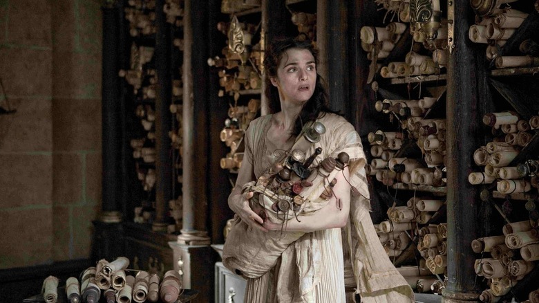 Hypatia (Rachel Weisz) clutches scrolls in Agora