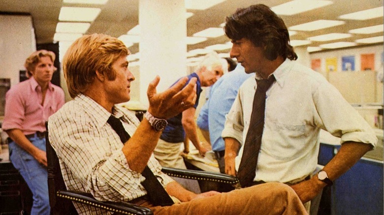 Redford and Hoffman talking in newsroom