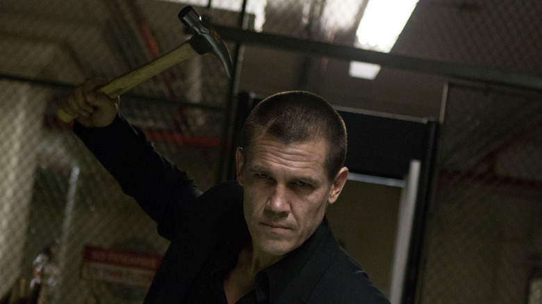 Josh Brolin holding a hammer in Oldboy