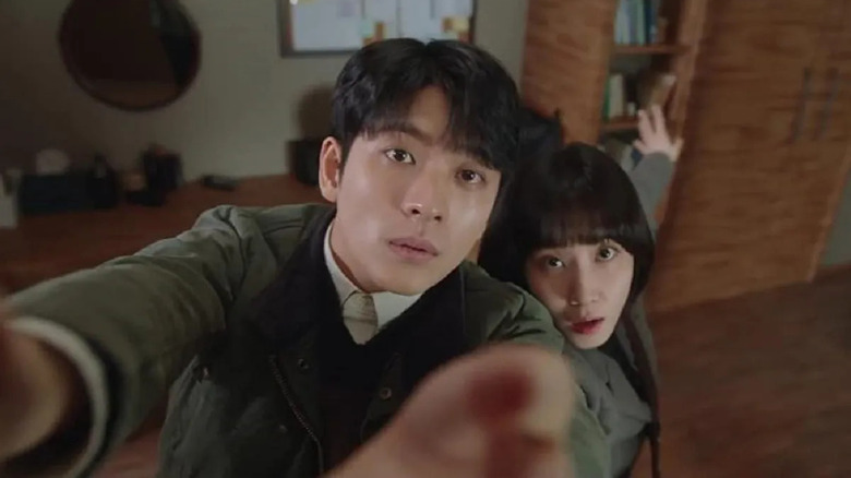 Woo Young-woo (Park Eun-bin) and Lee Jun-ho (Kang Tae-oh) look up together in an apartment in Extraordinary Attorney Woo