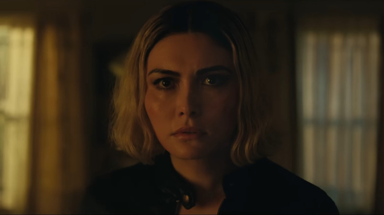 Anaïs looking at the wall in The Accountant 2
