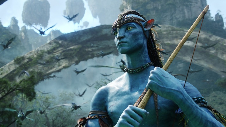 Sam Worthington as Jake Sully holding his bow in Avatar (2009)