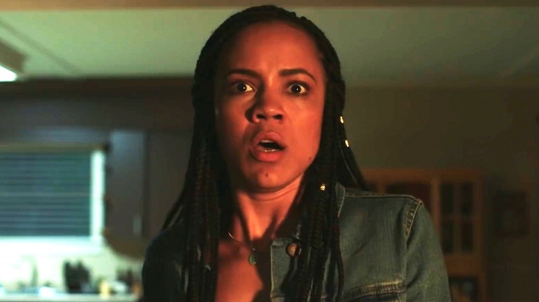 मारिया स्टेनची जिलियन होप हॉजसन चॅनल झिरोमधील क्लोज-अपमध्ये घाबरलेली दिसते