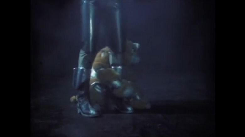 Muffit II hugging a Cylon's leg in Battlestar Galactica