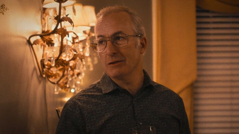 Lee at Christmas dinner talking to someone on The Bear