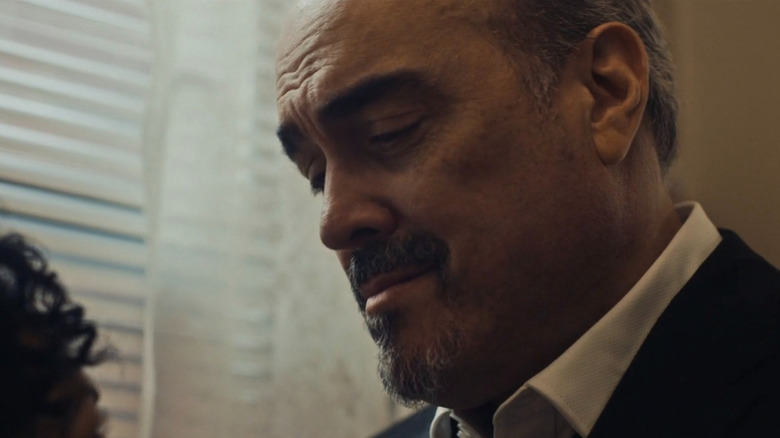 David in a suit talking to Tina on The Bear