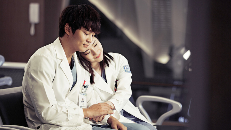 Cha Yoon-seo (Moon Chae-won) rests her head on the shoulder of Park Si-on (Joo Won) in Good Doctor