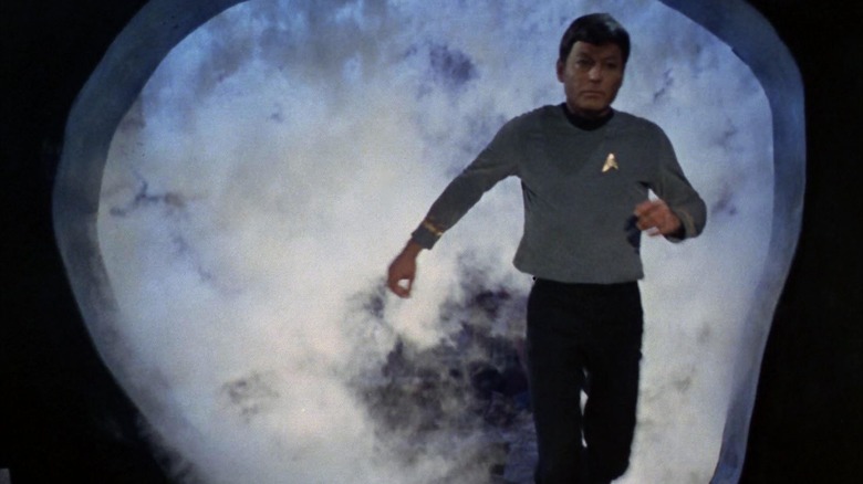 Le Dr McCoy saute à travers le Gardien de Forever dans Star Trek