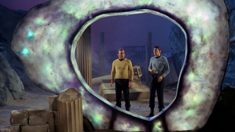 Kirk et Spock scrutent le Guardian of Forever