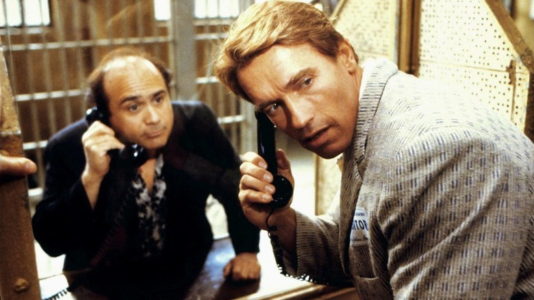 Danny Devito and Arnold Schwarzenegger talk on phone in Twins