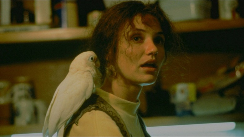 Cameron Diaz como Lotte com um pássaro em Being John Malkovich