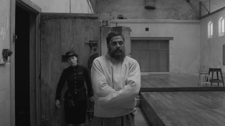Benicio Del Toro straightjacket in "The French Dispatch"