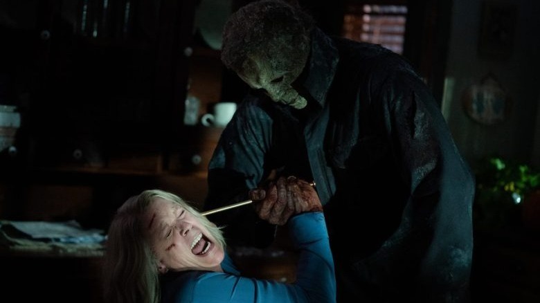 Michael Myers stabs Laurie Strode