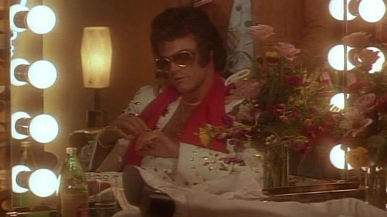 David Keith looking in a green room mirror in Heartbreak Hotel