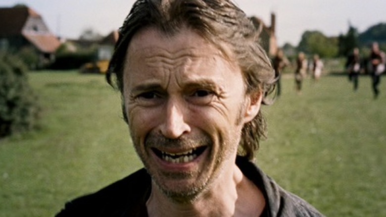 Robert Carlyle runs from zombies