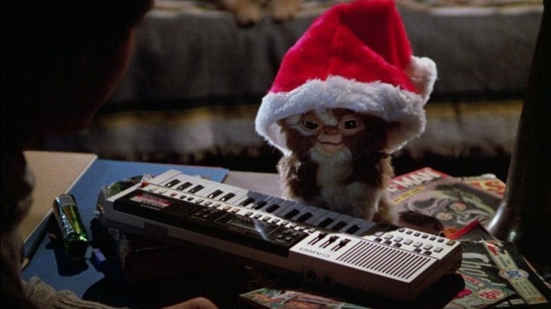 Gizmo wears a Santa hat in Gremlins