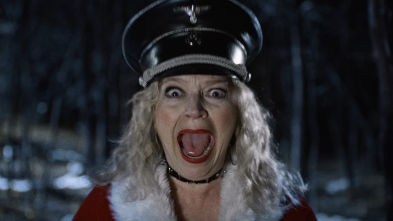 சைலண்ட் நைட், டெட்லி நைட் (2025) இல் டெல்ஃபின் ஆண்டர்சன் சாலையின் நடுவில் கத்துகிறார்