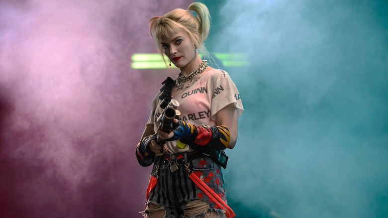 Margot Robbie pointing gun Birds of Prey