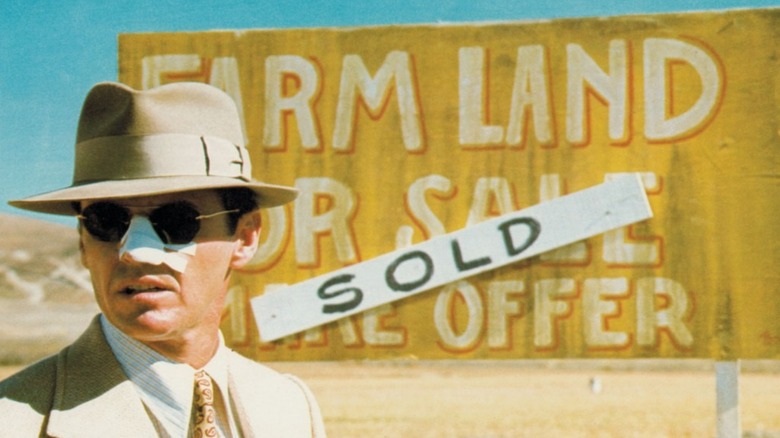Jake Gittes wearing hat and sunglasses