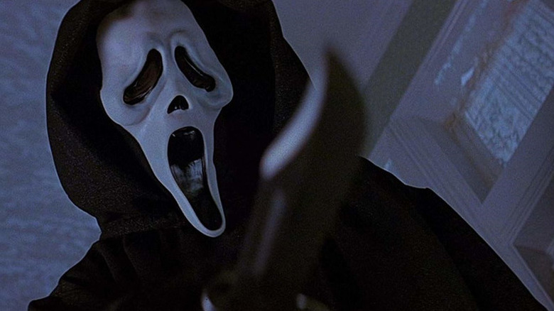 Ghostface holds up his knife in Scream (1996)