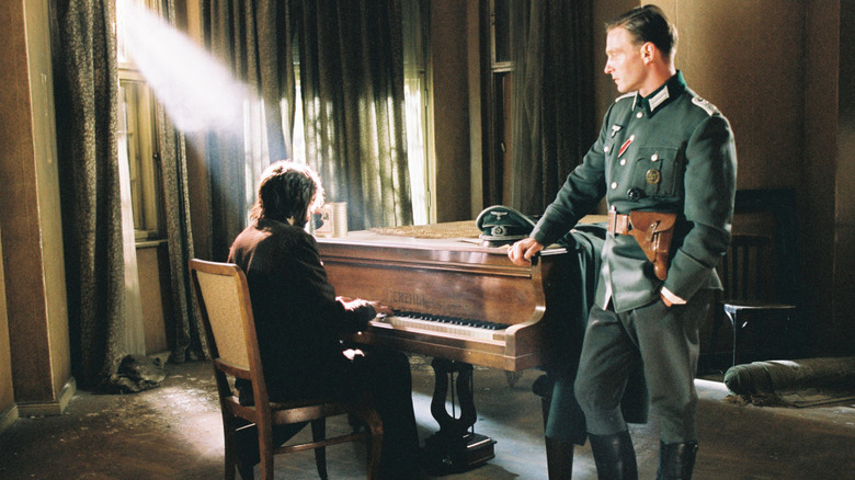 Władysław Szpilman tocando piano para um oficial alemão