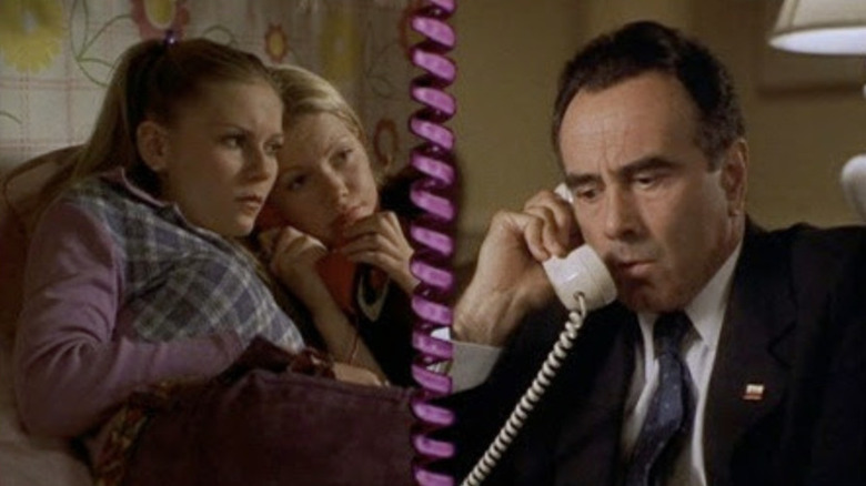 Kirsten Dunst's Betsy and Michelle Williams' Arlene on a phone call with Dan Hedaya's Richard Nixon separated by a pink phone cord in Dick