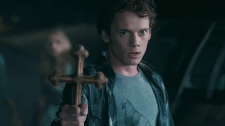 Anton Yelchin holding crucifix Fright Night