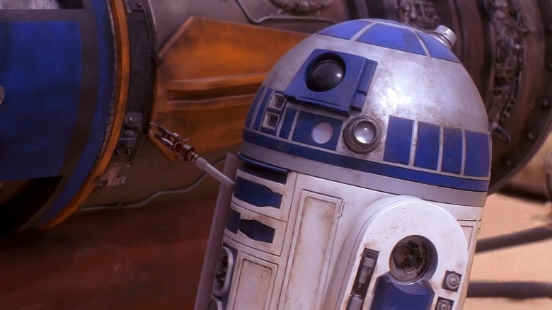 R2-D2 fixes a podracer