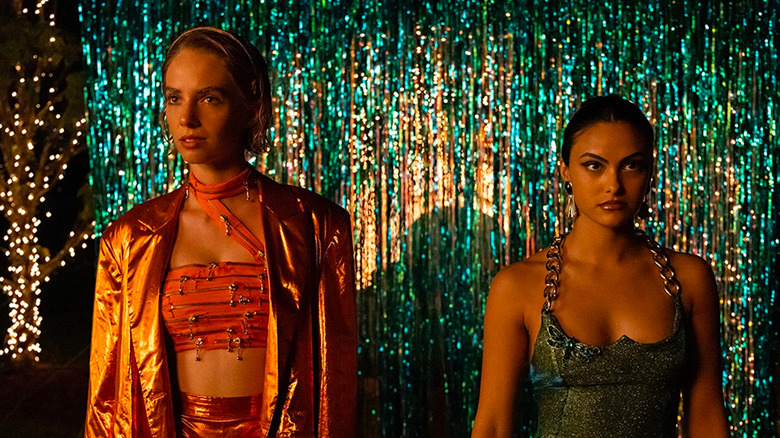 Maya Hawke as Eleanor and Camila Mendes as Drea in Do Revenge