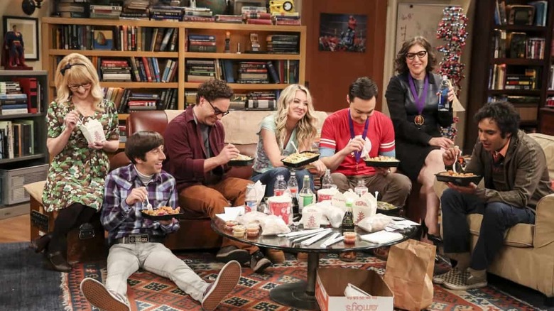 Bernadette, Howard, Leonard, Penny, Sheldon, Amy, and Raj eating in their living room on The Big Bang Theory