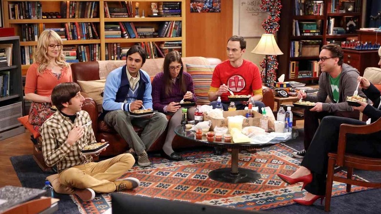 Howard Bernadette Raj Penny Sheldon Amy e Leonard na sala de estar na teoria do Big Bang
