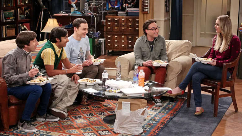 Howard Raj Sheldon Leonard e Penny comendo na sala de estar na teoria do Big Bang