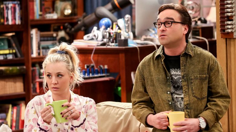 Penny y Leonard toman café y se sientan en la sala de estar en The Big Bang Theory