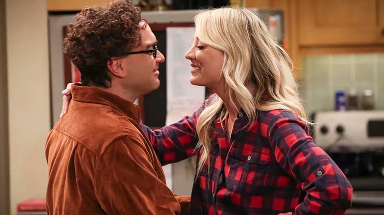 Leonard y Penny están a punto de besarse en la cocina en The Big Bang Theory