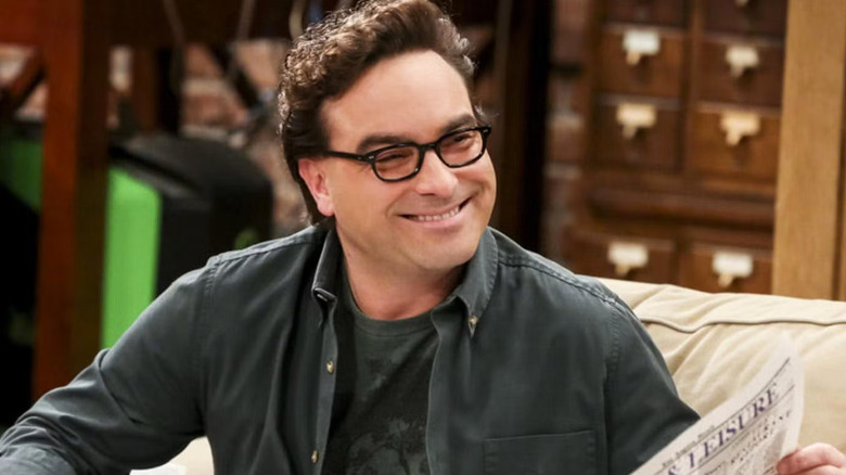 Johnny Galecki's Leonard Hofstadter smiling and reading a paper on The Big Bang Theory