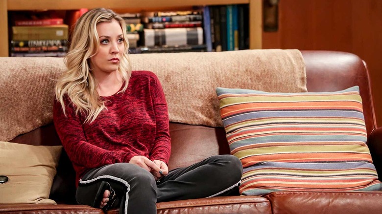 Penny sentada em um sofá em The Big Bang Theory