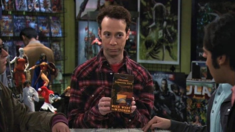 Kevin Sussman memegang rekaman VHS khusus sebagai Stuart Bloom dalam teori Big Bang