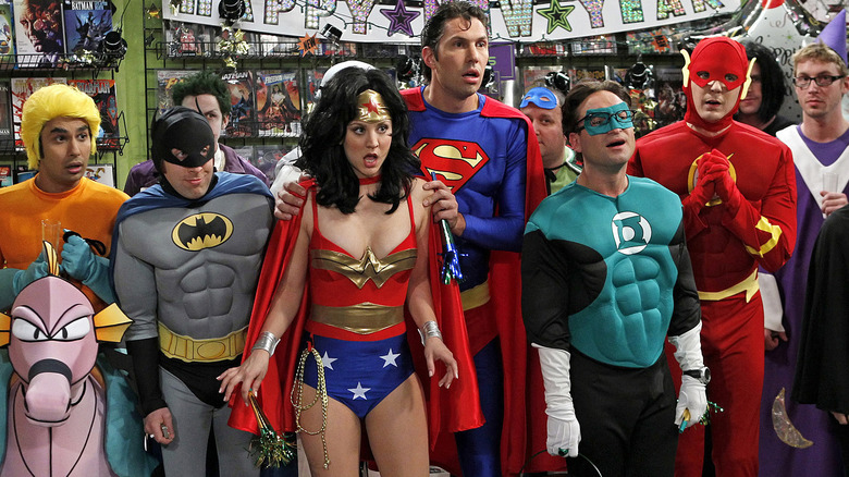 El elenco de The Big Bang Theory posa en una tienda de cómics, vestidos como superhéroes.