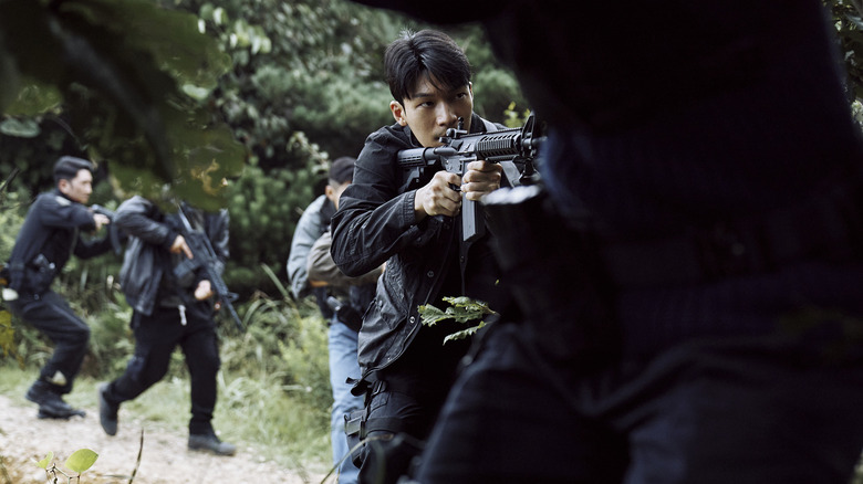 Hwang Jun-ho de Wi Ha-joon y los mercenarios blanden rifles de asalto en Squid Game